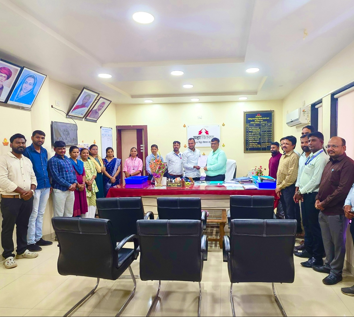 FAEU पुणे ग्रामीण सर्कल कार्यकारणीचे लेटर मा. अधीक्षक अभियंता यांना सादर करत असताना सर्व पदाधिकारी व सभासद.