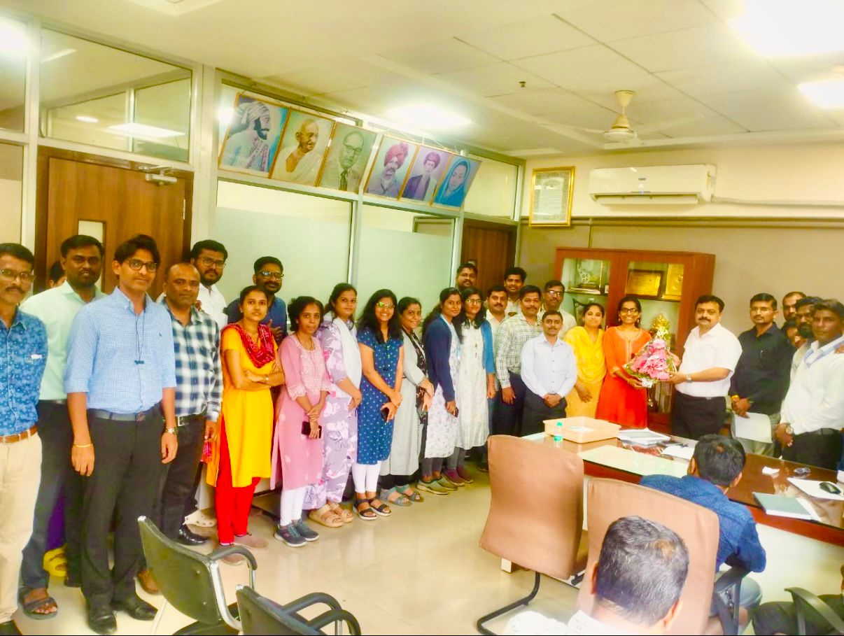 FAEU पुणे परिमंडळामधील गणेशखिंड शहर मंडळ कार्यकारणीचे लेटर मा.अधीक्षक अभियंता यांना सादर करत असताना उपस्थित सर्व पदाधिकारी व सभासद.