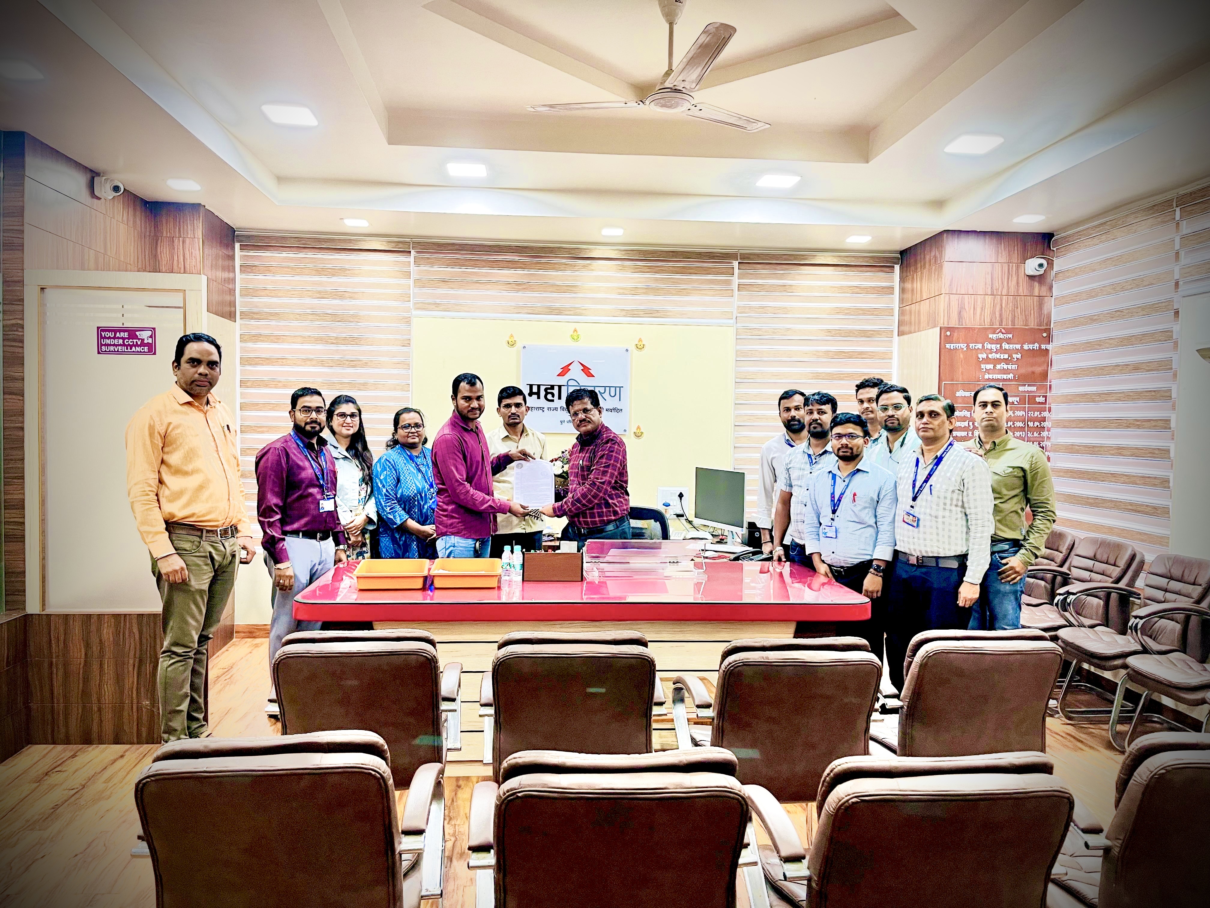 मा मुख्य अभियंता, पुणे परिमंडळ यांना पुनर्रचनेबाबत निवेदन देत असताना FAEU चे पुणे परिमंडळातील उपस्थित पदाधिकारी व सभासद.