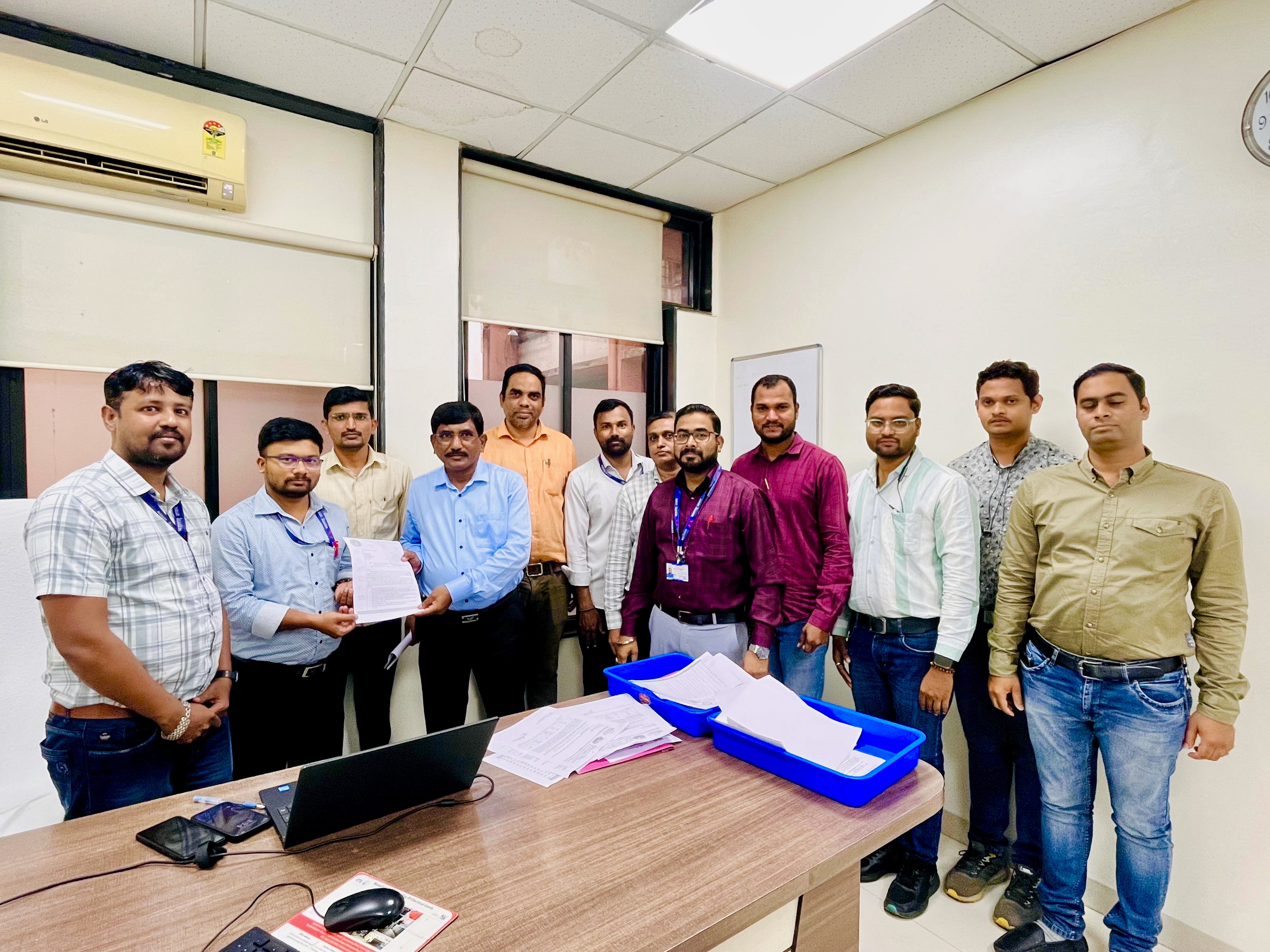 मा. उपऔद्योगिक संबंध अधिकारी , पुणे परिमंडळ यांना पुनर्रचनेबाबत निवेदन देत असताना FAEU चे पुणे परिमंडळातील उपस्थित पदाधिकारी व सभासद.